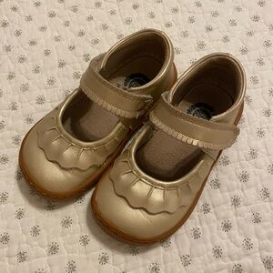 Livie & Luca Ruche Classic Mary Jane, size 8, champagne